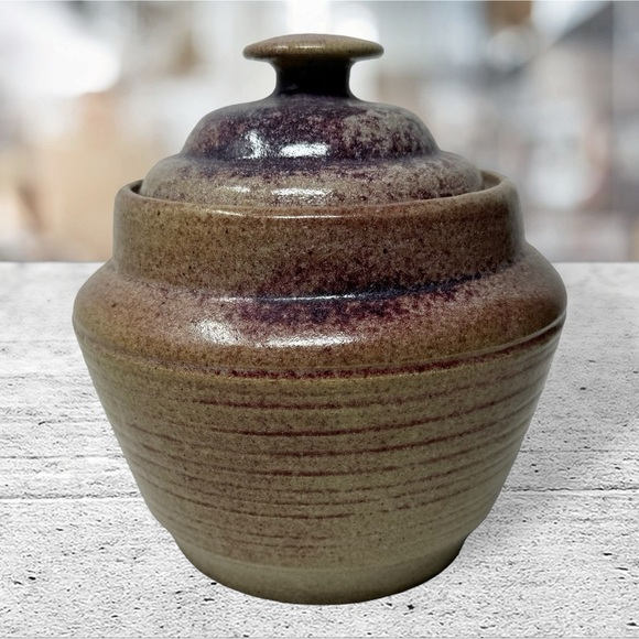 1983 Beautiful Hand-thrown Pottery Clay Jar with Lid 7.5” - Picture 1 of 7